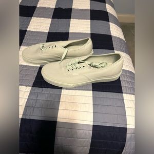 Vans mono canvas women’s 9.5/men’s 8